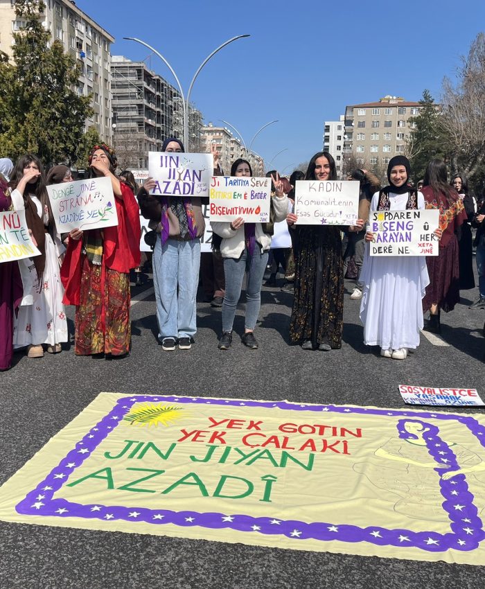 ÖZÜYLE BULUŞMANIN İZİNDEKİ KADIN ZAMANI